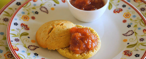 Hirse-Buttermilch-Scones mit frischer Ingwer-Rhabarbermarmelade