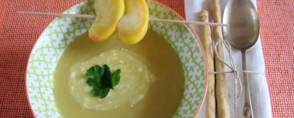Curry-Apfel-Selleriesuppe mit Dinkel-Grissini