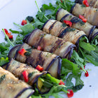 Auberginenröllchen mit Mozzarellafülle und Rucola