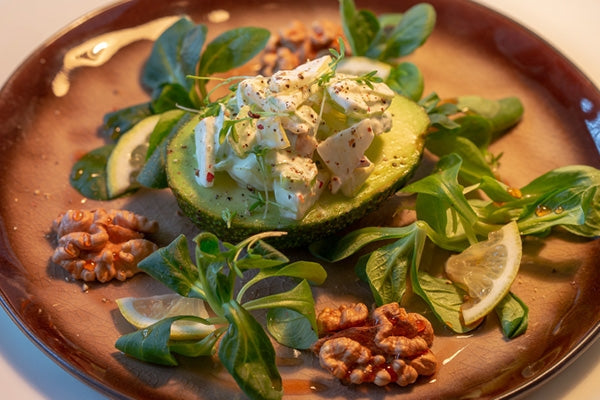 Avocado mit Stangensellerie-Apfel-Walnussfülle
