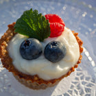 Bananentörtchen mit Kokoscreme gefüllt und frischen Beeren