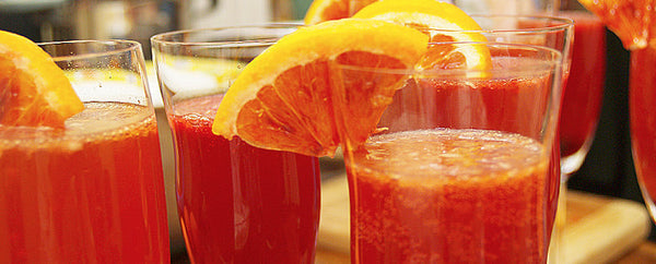 Fruchtig-spritziger Frühlingscocktail