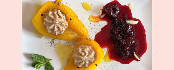 Gewürzbirne mit Gewürzgrießpudding und Brombeerröster