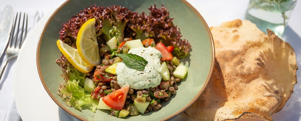 Kichererbsen-Pfannkuchen mit Gemüsefülle und Avocado-Korianderdip