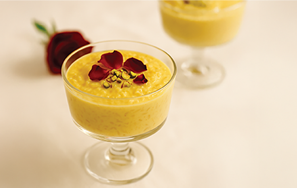 „Herzenswärme“ – Rosen-Safran-Kheer (Ayurvedischer Milchreis)