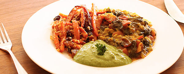 Festmenü Hauptgang: Tomaten in Mung-Dhal, Zimtkarotten mit Rosinen und Datteln, Cashew-Petersilien-Chutney