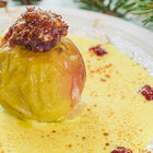 Bratapfel mit Marzipan-Preiselbeerfülle auf Hirseschaum