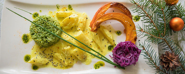 Schwarzwurzeln in Sahnesoße, dazu Spinatreis, Backofenkürbis und Apfelrotkohl