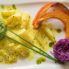 Schwarzwurzeln in Sahnesoße, dazu Spinatreis, Backofenkürbis und Apfelrotkohl