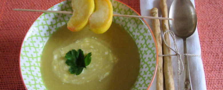 Curry-Apfel-Selleriesuppe mit Dinkel-Grissini