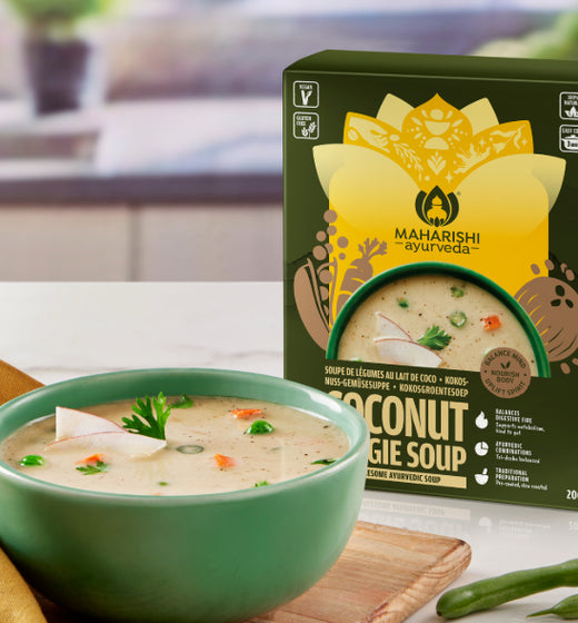 Kokosnuss-Gemüsesuppe mit Produktverpackung und frischem Gemüse