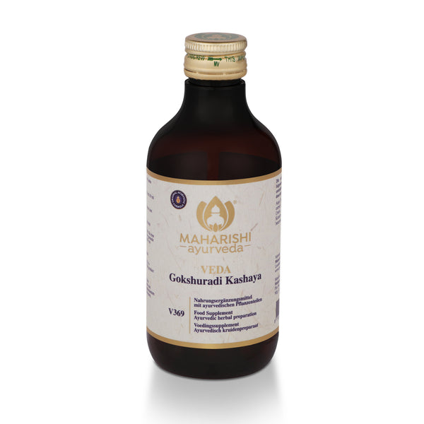 Frau in natürlicher Umgebung mit ayurvedischem Glow