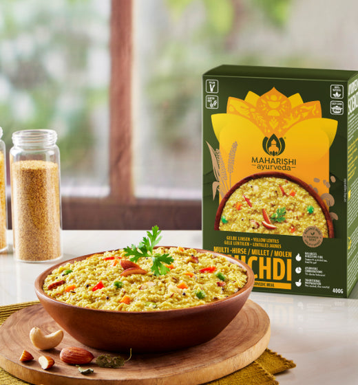 Gelbe Linsen Multi-Hirse Khichdi mit Gemüse und Nüssen